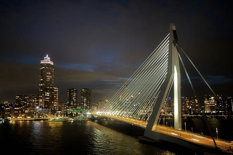 Skyline von Rotterdam mit Erasmusbrücke bei Nacht von Studio Ypie