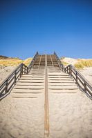 Symmetrische Treppe voller Sand in der Düne Westenschouwen