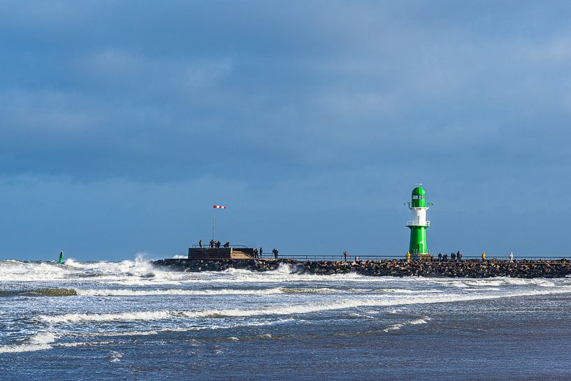 Strand und Mole an der Ostseeküste in Warnemünde an einem stü von Rico Ködder