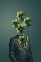 Einzigartige Fotomanipulation: Mann im Anzug mit vierblättrigem Kleeblatt Kopf - Kreative Kunst für Wanddekoration