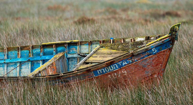 Fishing boat ashore by VIDEOMUNDUM