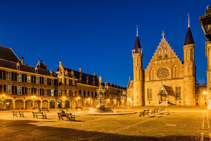 Le Binnenhof, La Haye avec ciel de nuit claire. par John Verbruggen