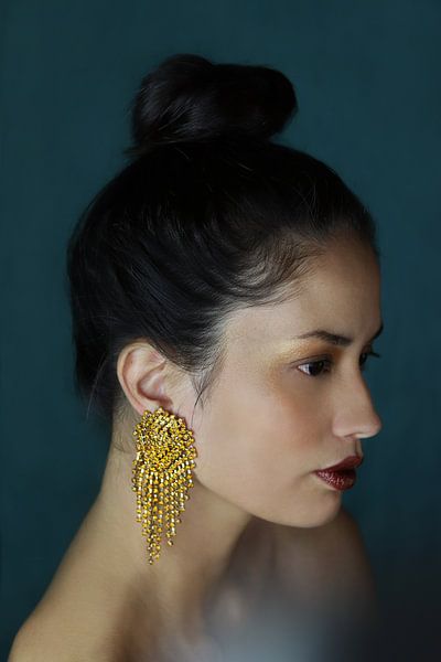 Frau mit goldenem Ohrring – Fine Art Porträtfotografie von Iris Kelly Kuntkes
