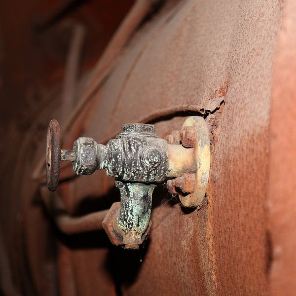 roestige kraan by Bernadet Gribnau