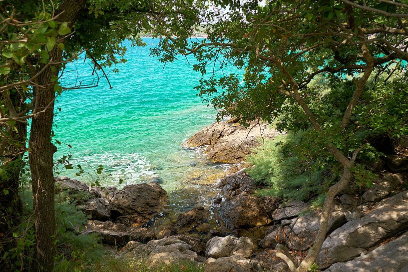 Felsige naturbelassene Küste nahe der Stadt Krk in Kroatien von Heiko Kueverling