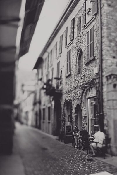 Ein stimmungsvoller Blick auf das alte Herz von Como von Hans van Oort