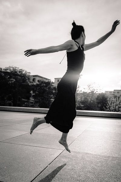 La liberté dans le saut : la danse contemporaine dans la lumière du matin par NZME Photography