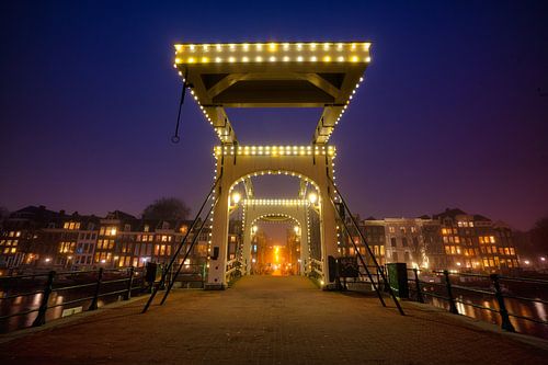 Pont maigre Amsterdam la nuit sur Thea.Photo