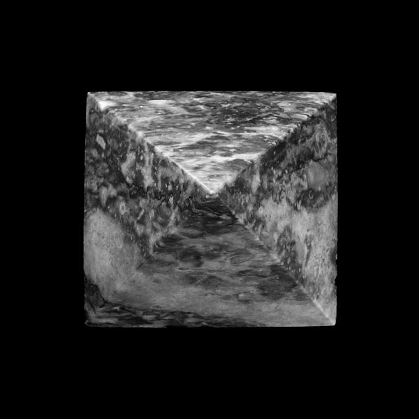 Pyramide de marbre en noir et blanc. par René von Hout