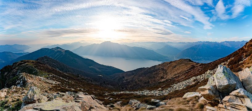 Vue panoramique du Monte Gambarogno sur le Lac Majeur par Leo Schindzielorz