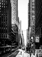 Frau in der Crossing Avenue