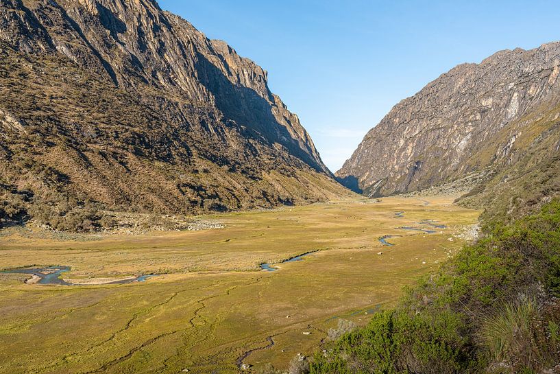 Une vallée tranquille entre d'imposants sommets andins par FlashFwd Media