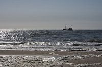 Nordseestrand mit Fischerboot.