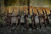 Urbex kruiwagens tegen een gekleurde muur