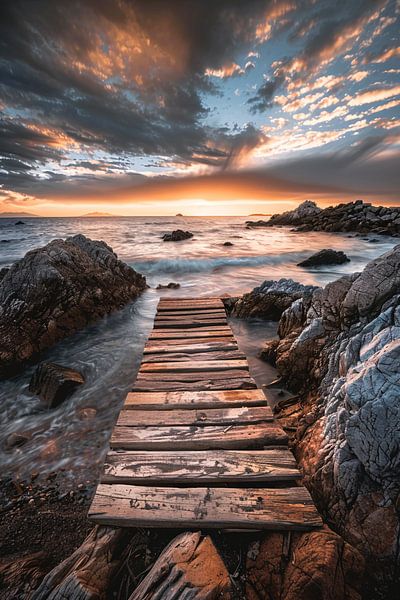 Holzgerüst vor dramatischem Sonnenuntergangshimmel von Art & Soul Creations