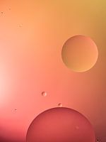 Gouttes d'huile sur l'eau