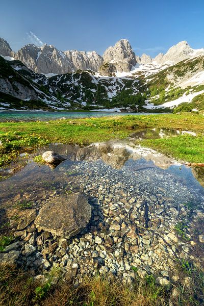 Reflektion im Seebensee in Tirol Reutte Österreich. Morgens zum Sonnenaufgang Wandern von Daniel Pahmeier