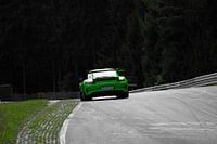 Ein grüner Porsche 911 GT 3 RS von Mantey Racing auf der Nordschleife
