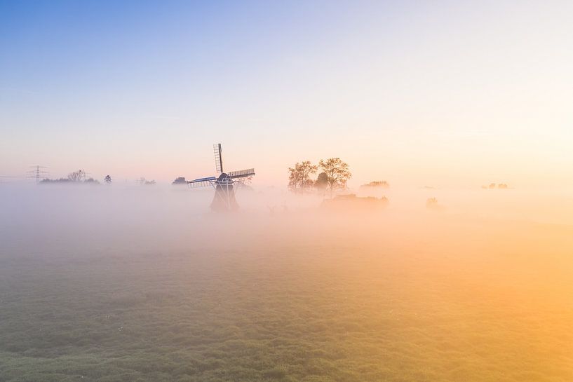 Poldermühle De Eolus im Nebel von Droninger