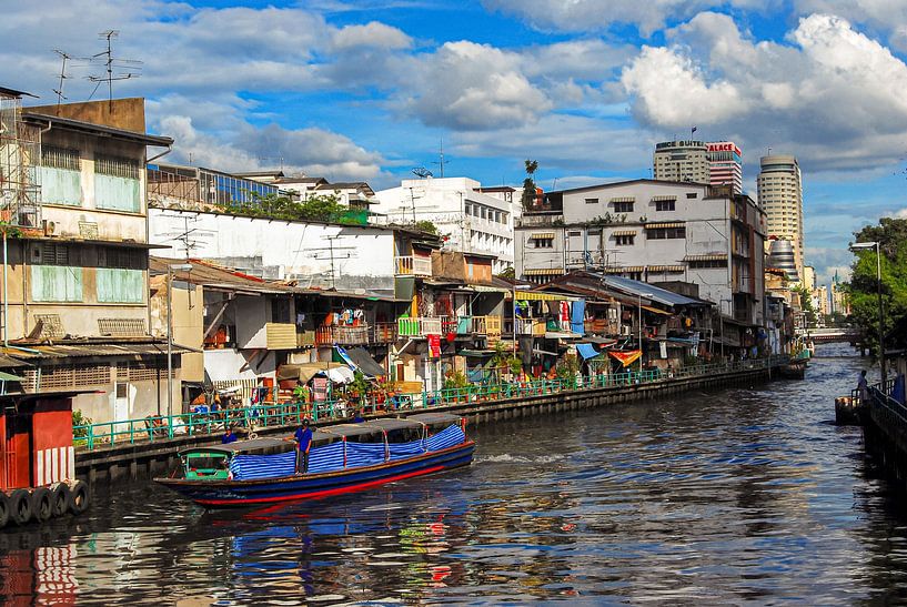 Klong Wasserkanal mit Boot und Hausfassaden in Bangkok Thailand von Dieter Walther