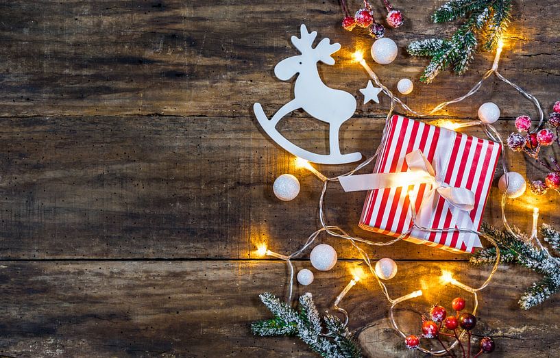 Weihnachtsgeschenkbox mit Dekoration und festlicher Beleuchtung von Alex Winter