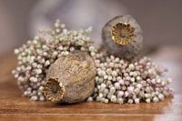 Fleurs séchées sur une vieille table en bois