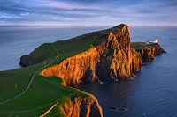 Sonnenuntergang mit dem Leuchtturm von Neist Point auf der Isle of Skye, Schottland
