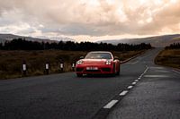 Roter Porsche in Schottland