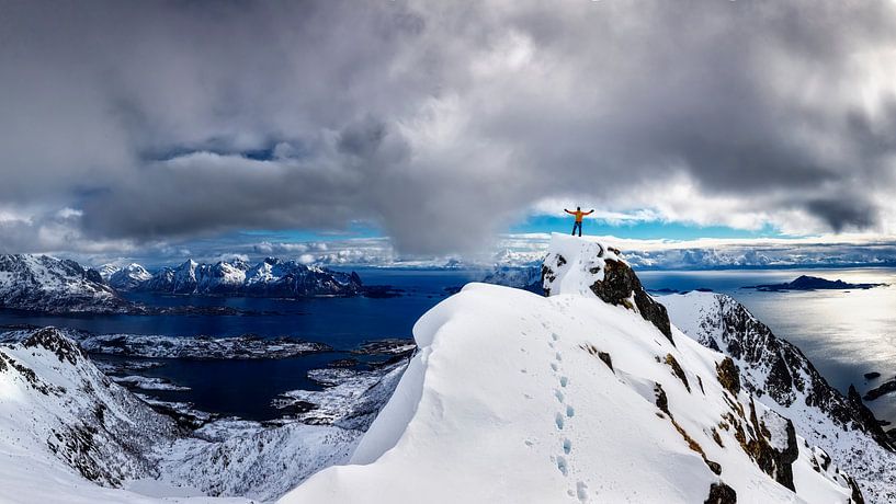 Lofoten  - Bergsteiger auf Gipfel von Dieter Meyrl