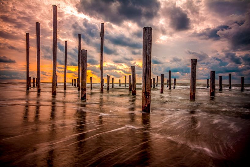 Dunkle Wolken über den Hüten von peterheinspictures