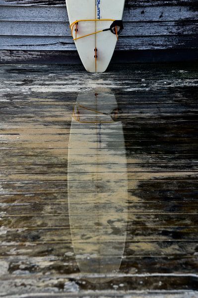 Réflexion de la planche de surf dans l'eau par Marieke van der Hoek-Vijfvinkel