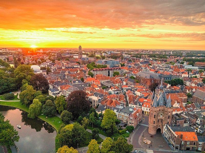 La vieille porte de Sassenpoort à Zwolle pendant le coucher du soleil en été par Sjoerd van der Wal Photographie