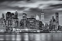 Schwarz-Weiß-Fotografie der Skyline von Manhattan in New York, USA, bei Nacht. Das Licht der Wolkenk