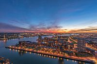 Paysage urbain de Rotterdam à l'heure bleue depuis l'Euromast