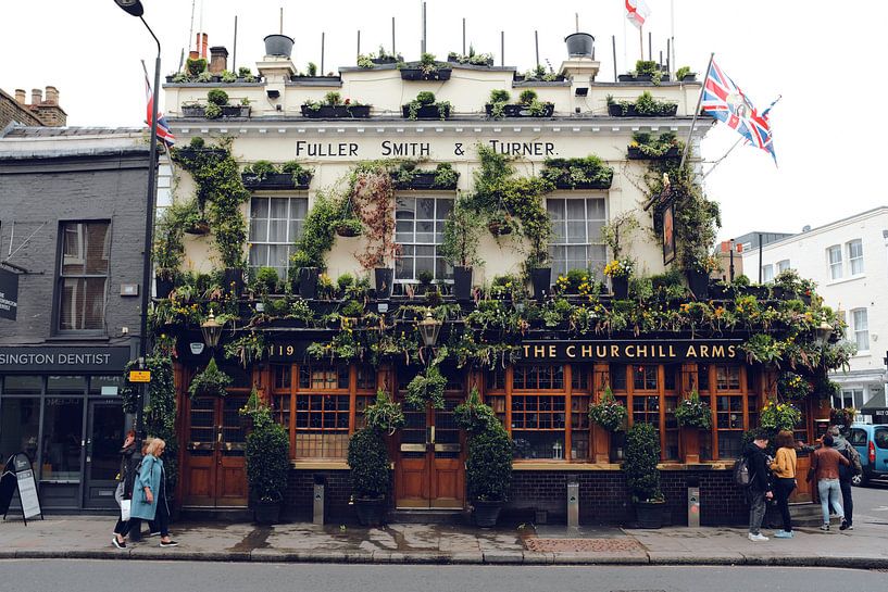 Le pub Churchill Arms, Notting Hill, Londres par Roger VDB