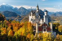 Panorama vom Schloss Neuschwanstein und Alpsee. Schneebedeckte Berge im Hintergrund. Herbst