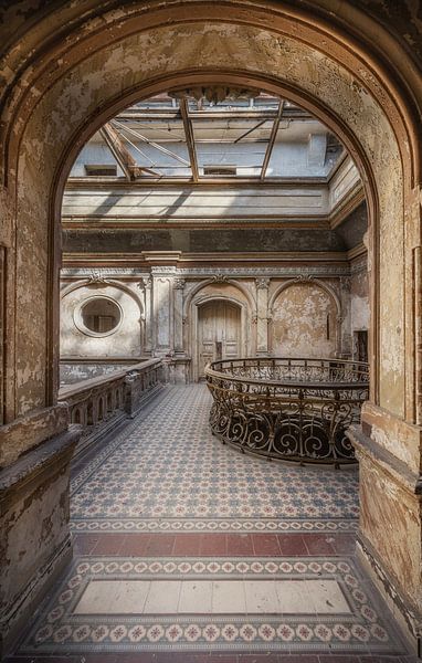 Blick auf den Saal in einem verlassenen Schloss. von Wim van de Water