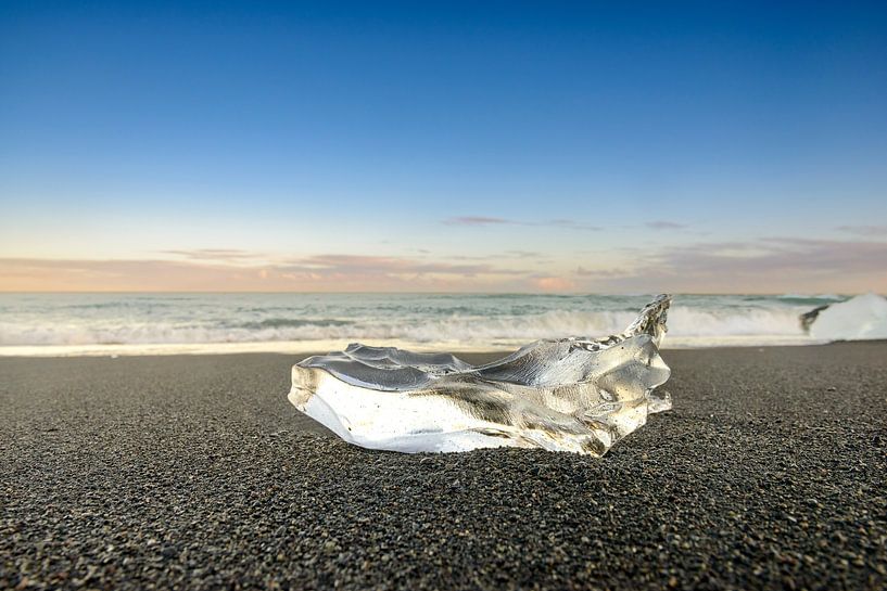 Forme de glace échouée sur la plage de Diamond Beach en Islande par Sjoerd van der Wal Photographie