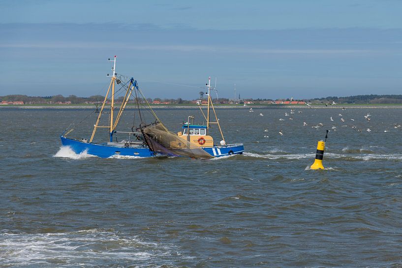 Vissersboot op de Waddenzee nabij Ameland by Tonko Oosterink