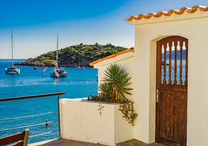 Vue idyllique des yachts ancrés dans la baie de Sant Elm par Alex Winter