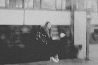 Meisje wacht op trein