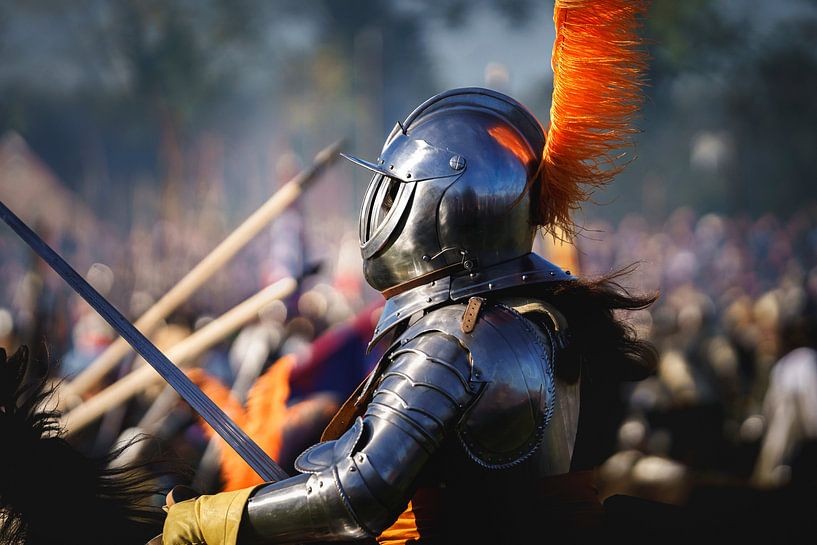 Un chevalier orangiste en armure et en casque monte à cheval sur un champ de bataille historique par Fotografiecor .nl
