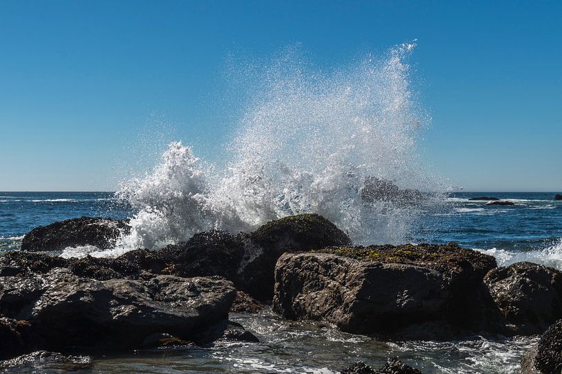 Opspattende golf tegen rotsen von Rob IJsselstein