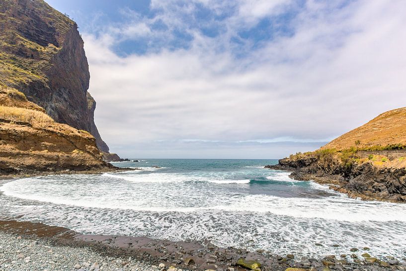 Naturlandschaft am Strand mit Meer Küste und Bergen in Portugal von Ben Schonewille