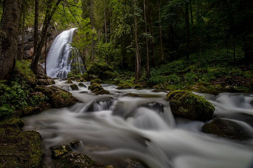 Wasserfall im Wald von Markus Weber
