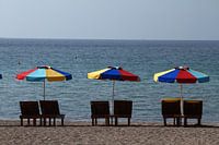 Gekleurde parasolletjes op het strand