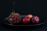 Stilleben mit roten Weintrauben und Pflaumen