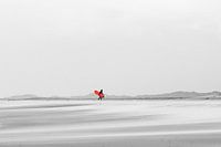 La planche de surf rouge - Midsland Beach by the Sea, Terschelling