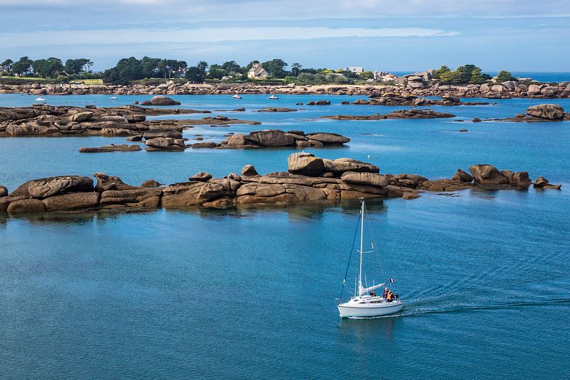 Rosa Granitküste in der Bretagne bei Ploumanach, Frankreich von Rico Ködder