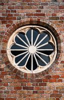 Das runde Fenster der Catharinakerk: Ein historischer Lichtpunkt in Dokkum